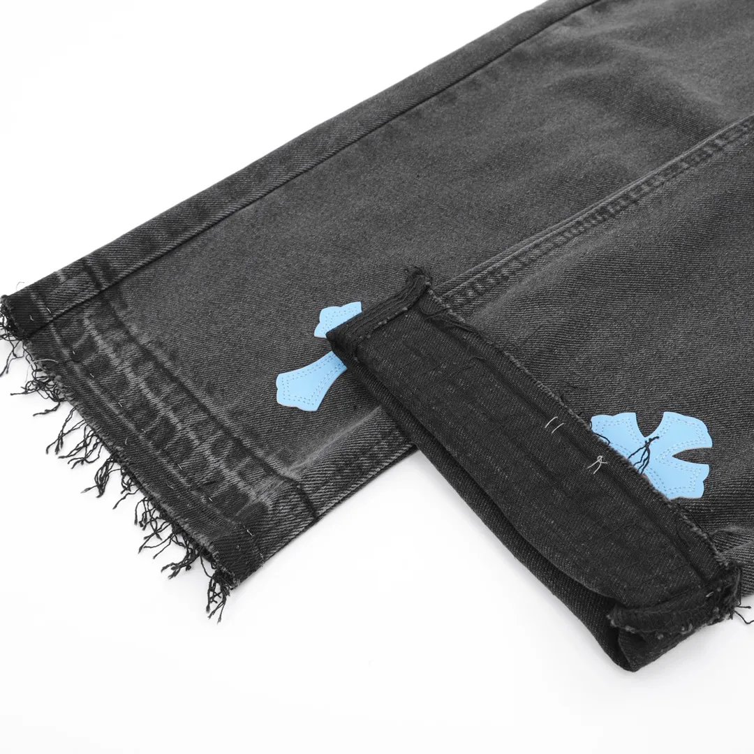 P220 model number Y833 Chrome Hearts/Chrome Hearts classic leather label cross denim trousers After the trousers are finished, they are subjected to heavy enzyme stone grinding and rinsing. Each pair is different in washing. The heavy washing process has many hidden secret details. The trousers featured this time are perfect in terms of shape and upper body. It is no exaggeration to say that it takes more time to make 20 short-sleeves than to make one pair of jeans. The fabric is made of 12.2 ounces of high-quality denim. Only denim with 12 ounces or more can have the unique high-end texture of denim. I am very satisfied with the proofing after several washes. Size:28-34